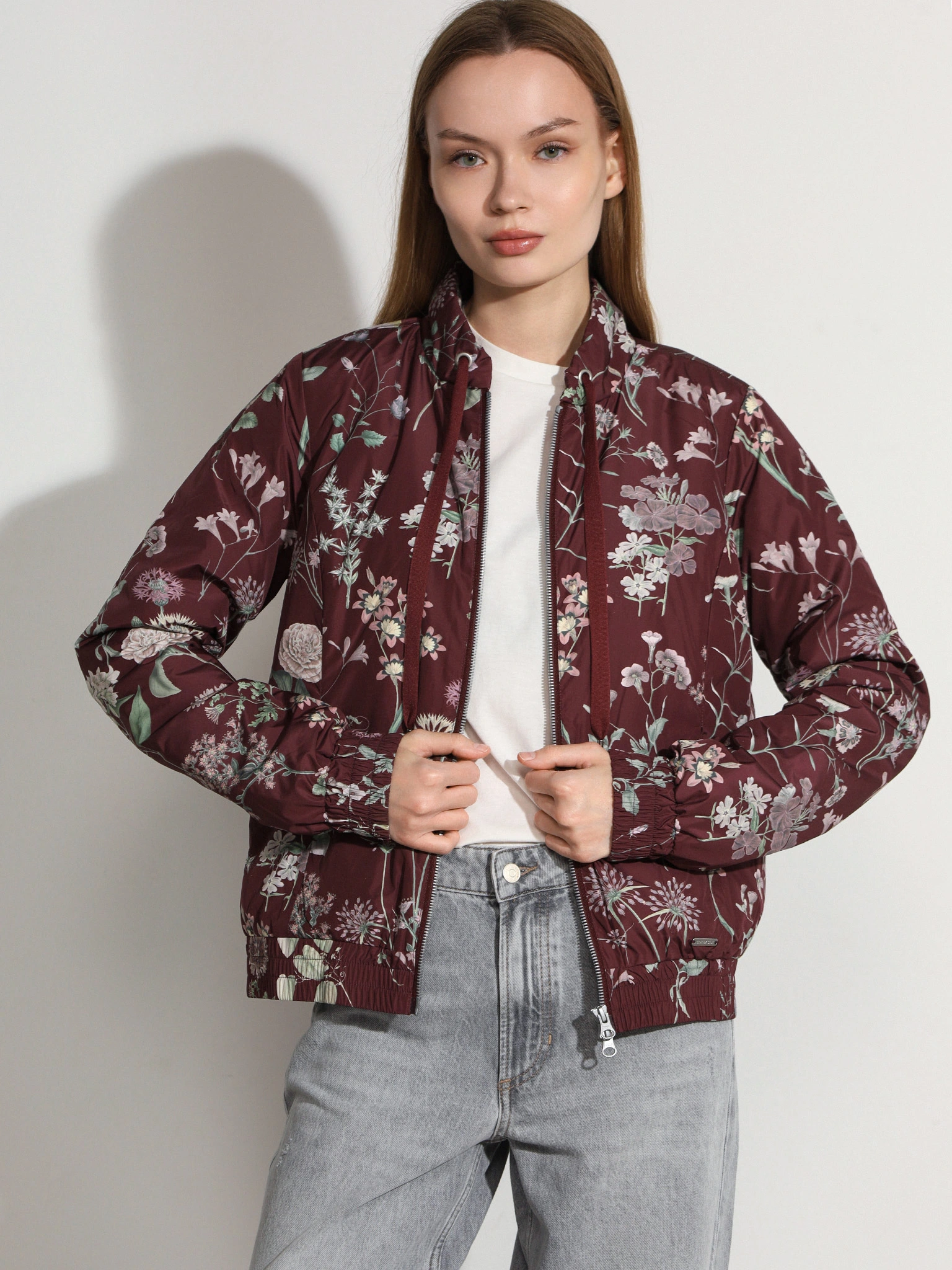 Куртка бордового цвета с цветочным принтом